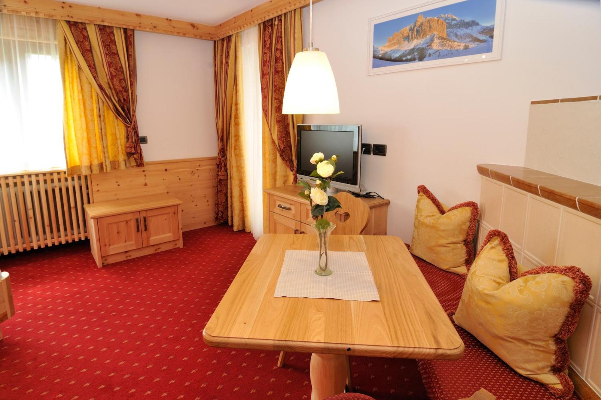 Garni Hotel Iris Selva di Val Gardena Exteriér fotografie